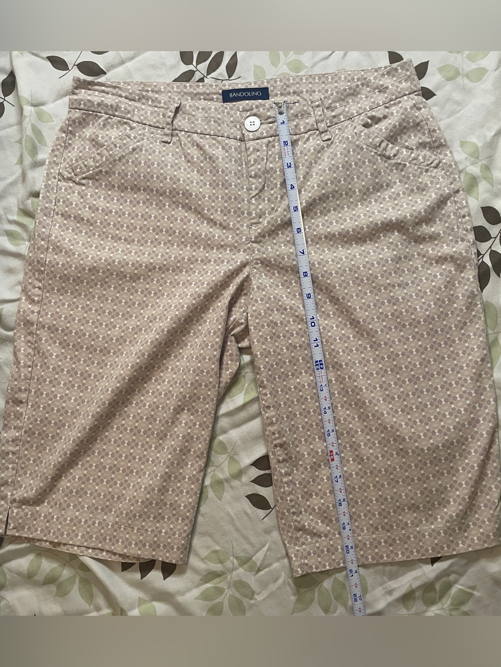 Bandolino Women's Beige Patterned Stretch Shorts